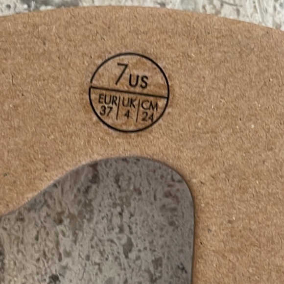 ROXY GUPPY STAMP FLIP FLOP size 7 and 8 in brand new condition. - Picture 8 of 10